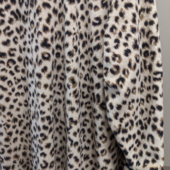 Leopard Print Fleece Robe - Picture 12 of 16